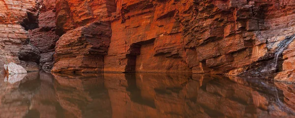 Skała ściany refleksje w wąwozie, Karijini Np, Australia Zachodnia — Zdjęcie stockowe