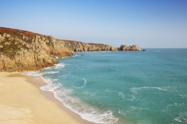 Porthcurno Beach Cornwall, Güney İngiltere'deki turkuaz deniz