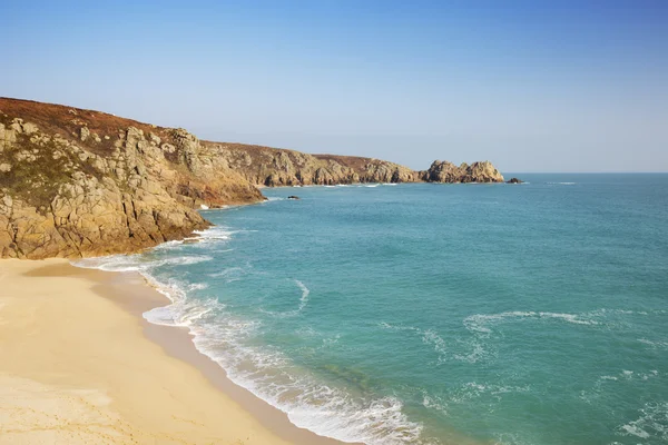 Tyrkysové moře na pláži Porthcurno v Cornwallu, Jižní Anglie — Stock fotografie