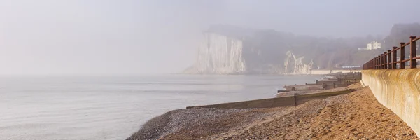 白色的悬崖，在英国多佛尔附近的圣玛格丽茨湾 — 图库照片