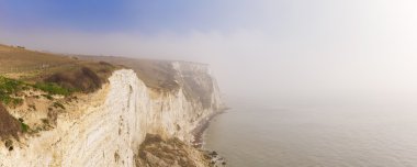 Dover Beyaz kayalıklar sisli sabahı