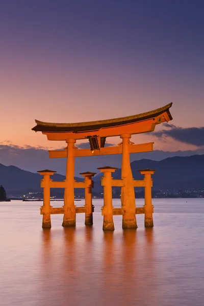 Mijadžima brána torii poblíž Hirošima, Japonsko při západu slunce — Stock fotografie