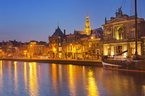 Staden Haarlem, Nederländerna på natten — Stockfoto