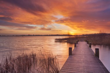 Boardwalk, gündoğumu, Amsterdam Hollanda yakınındaki su üzerinde