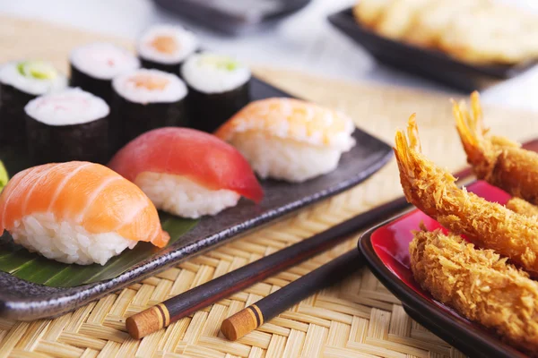 Camarones tempura y varios sushi japonés en un plato — Foto de Stock