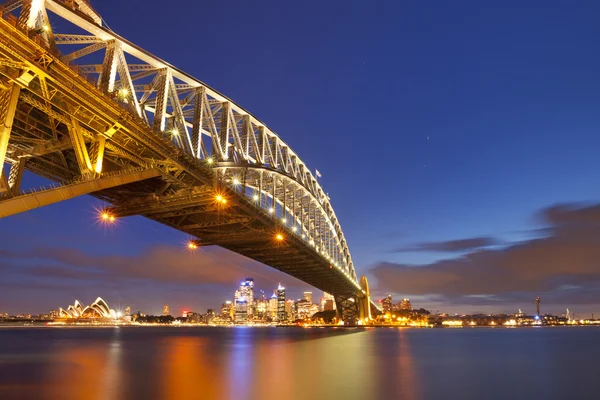 Hafenbrücke und Sydney Skyline, Australien bei Nacht lizenzfreie Stockbilder