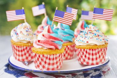 Kırmızı-beyaz-mavi buzlanma ve Amerikan bayrakları ile cupcakes