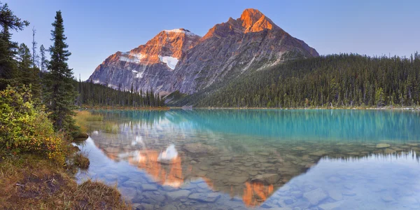 Mount Edith Cavell és tó, Jasper Np, Kanada napkeltekor — Stock Fotó