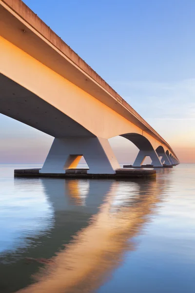 Zeeland most v provincii Zeeland, Nizozemsko při východu slunce — Stock fotografie