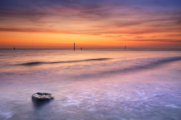 Pláž při západu slunce v Zeeland, Nizozemsko — Stock fotografie