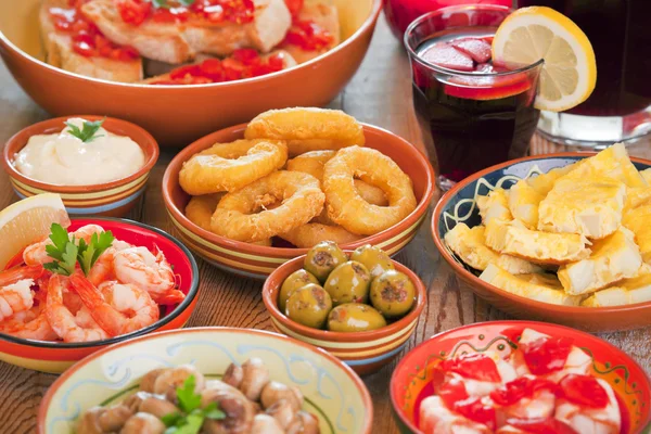 Auswahl an spanischen Tapas und Sangria auf einem rustikalen Tisch — Stockfoto