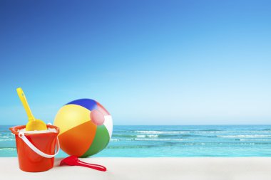 Açık güneşli bir plaj Beach oyuncaklar