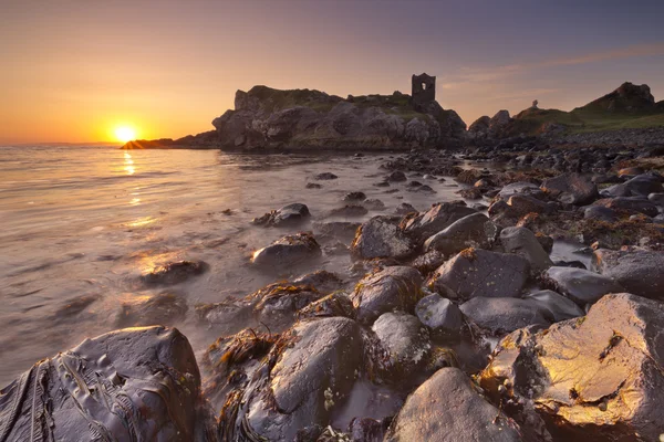 Salida del sol en el castillo de Kinbane en Irlanda del Norte —  Fotos de Stock