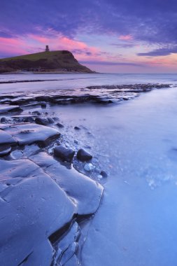 Günbatımı Güney İngiltere'deki Kimmeridge koyunda