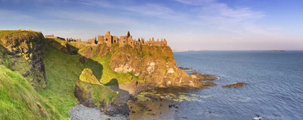 Castillo de Dunluce en Irlanda del Norte en una mañana soleada — Foto de Stock