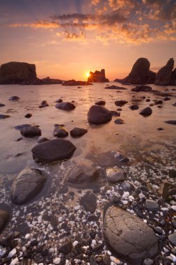 Deniz yığında Kuzey İrlanda Ballintoy Harbour yakınındaki günbatımı