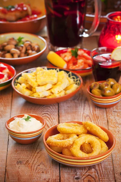 Assortiment van Spaanse tapas en sangria op een rustieke tafel — Stockfoto