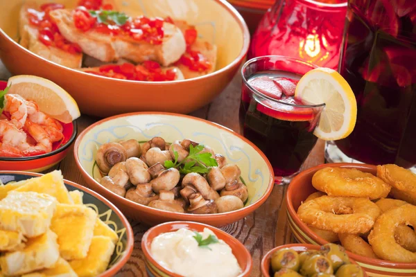 Választék a spanyol tapas- és sangria egy rusztikus asztal — Stock Fotó