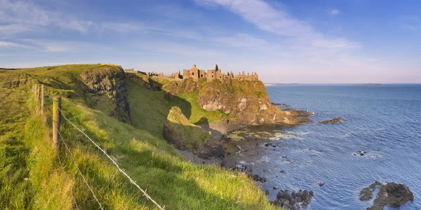 邓卢斯城堡在北爱尔兰在一个阳光明媚的早晨 — 图库照片