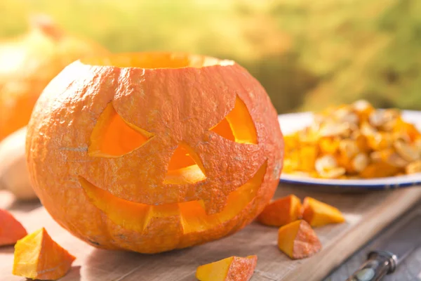 Esculpindo um Jack O 'Lantern para o Halloween — Fotografia de Stock