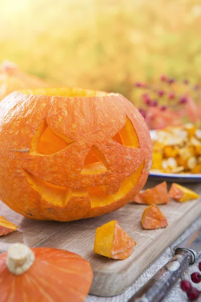 Carving en Jack O'Lantern för Halloween — Stockfoto