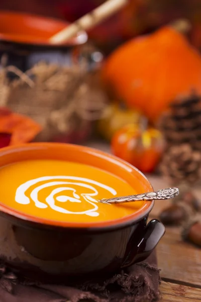 Sopa de calabaza casera sobre una mesa rústica con decoraciones otoñales —  Fotos de Stock