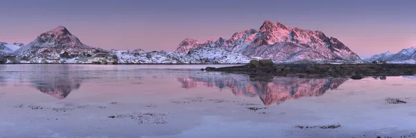 Montagnes reflétées dans l'eau au coucher du soleil — Photo