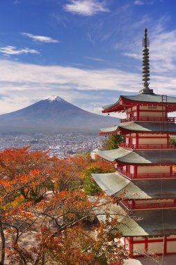 Chureito pagoda ve Fuji Dağı, sonbahar Japonya'da