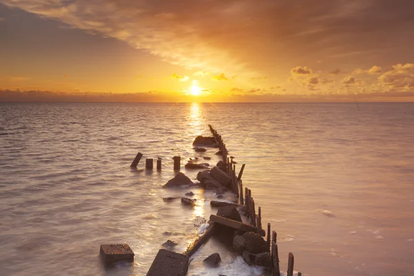 Východ slunce nad mořem na ostrově Texel, Nizozemsko — Stock fotografie