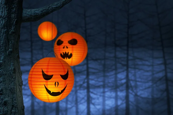 Halloween papper lanternor i en mörk och skrämmande skog — Stockfoto