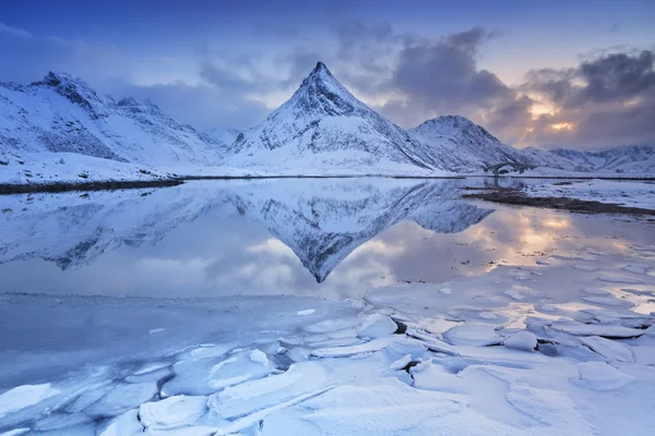Гора отражается во фьорде в Норвегии зимой — стоковое фото