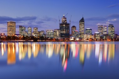 Perth, Avustralya gece Swan Nehri manzarası