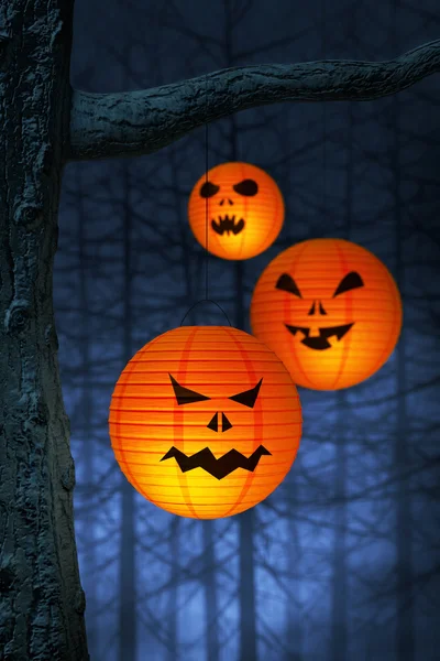 Halloween papper lanternor i en mörk och skrämmande skog — Stockfoto