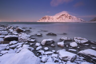 Alpenglow Skagsanden Beach üzerinde Lofoten, Norveç