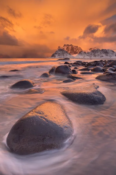 Spektakuläres Licht am Strand von uttakleiv auf den Lofoten, Norwegen — Stockfoto