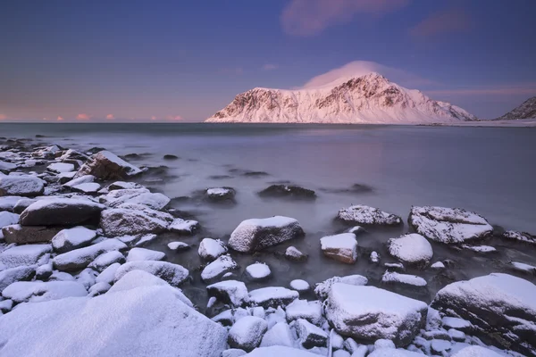 Alpenglow en la playa de Skagsanden en Lofoten, Noruega —  Fotos de Stock