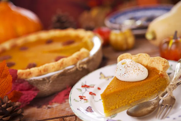 Torta de abóbora caseira em uma mesa rústica com decorações de outono — Fotografia de Stock