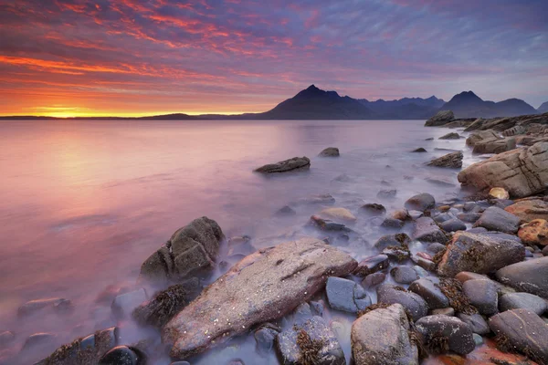 Velkolepý západ slunce na pláži Elgol, Aberdeen, Skotsko — Stock fotografie