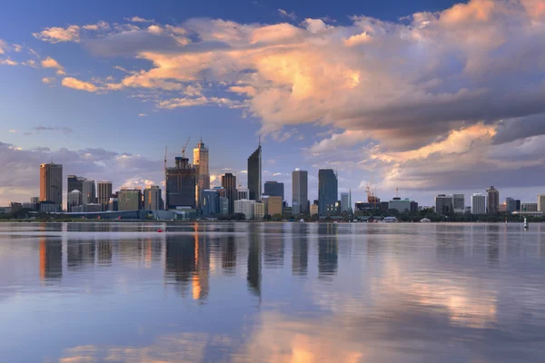 Panoramę miasta Perth, Australia po drugiej stronie rzeki Swan o zachodzie słońca — Zdjęcie stockowe