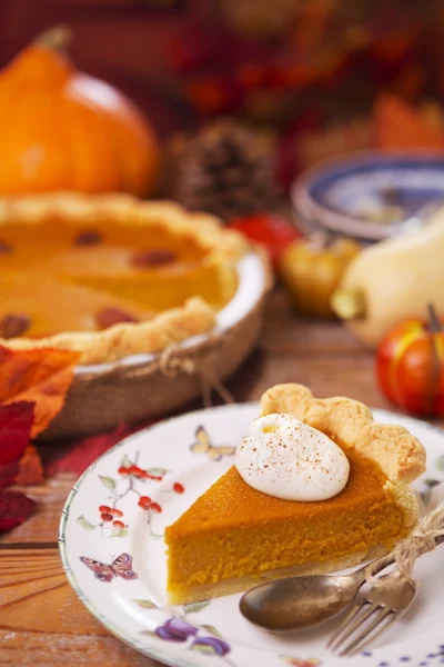 Tarta de calabaza casera sobre una mesa rústica con decoraciones otoñales —  Fotos de Stock