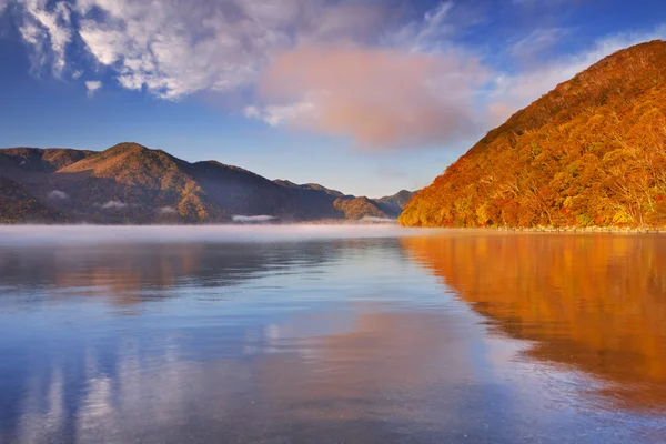 Lake Chuzenji, Japan bij zonsopgang in de herfst — Stockfoto