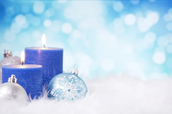 Escena navideña azul y plateada con adornos y velas —  Fotos de Stock