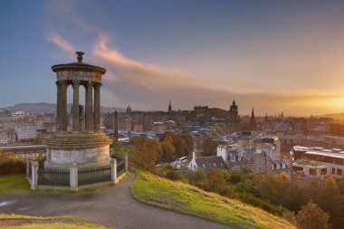 Gün batımında Edinburgh, İskoçya Calton Hill manzarası