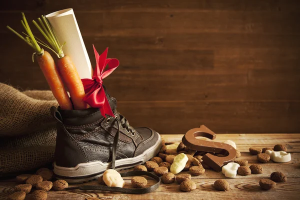 Shoe with carrots, for traditional Dutch holiday 'Sinterklaas' — стокове фото