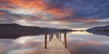 Derwent su, Lake District, İngiltere'de günbatımı sular altında İskelesi