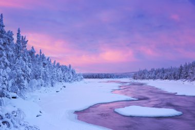 Bir kış manzarası Fin Lapland içinde nehir rapids üzerinde gündoğumu