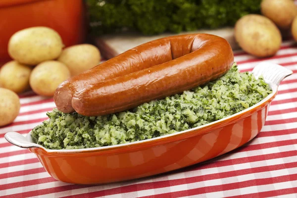 Comida holandesa: col rizada con salchicha ahumada o 'Boerenkool met worst' —  Fotos de Stock