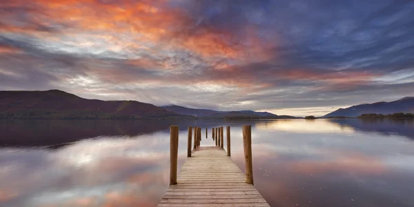 Översvämmade bryggan i Derwent Water, Lake District, England vid solnedgången — Stockfoto