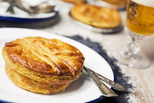 Homemade meat pie and beer on a rustic table — Stock Photo, Image