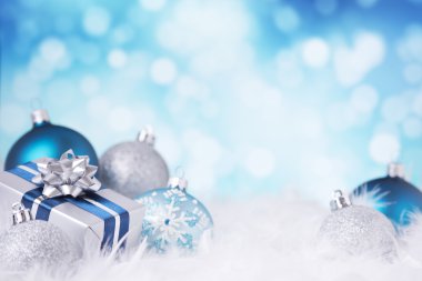 Baubles ve hediye ile mavi ve gümüş Noel sahne